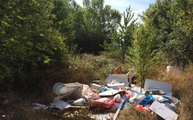 Graveras de Lasarte convertidas en un vertedero incontrolado de basura. Graveras de Lasarte convertidas en un vertedero incontrolado de basura.
