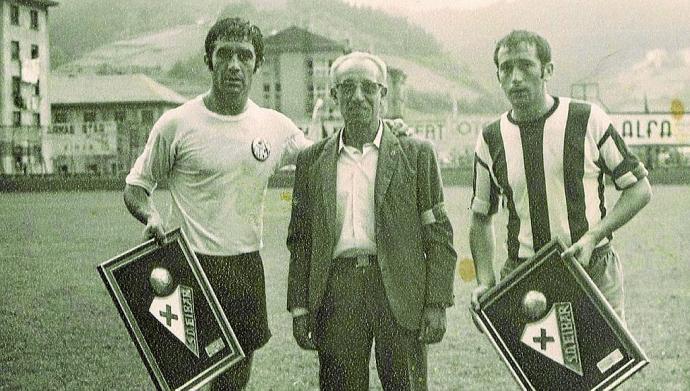 Huerta (izda.) y Tella (dcha.) capitanes de la UD Salamanca y Deportivo Alavés, junto al delegado de campo, antes del comienzo del partido para el tercer y cuarto puesto del IV Trofeo La Amistad. Foto: Archivo de Ángel Tella