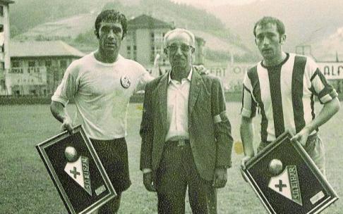 Huerta (izda.) y Tella (dcha.) capitanes de la UD Salamanca y Deportivo Alavés, junto al delegado de campo, antes del comienzo del partido para el tercer y cuarto puesto del IV Trofeo La Amistad. Foto: Archivo de Ángel Tella
