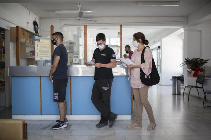 Varias personas esperan para ser vacunadas en Grecia.