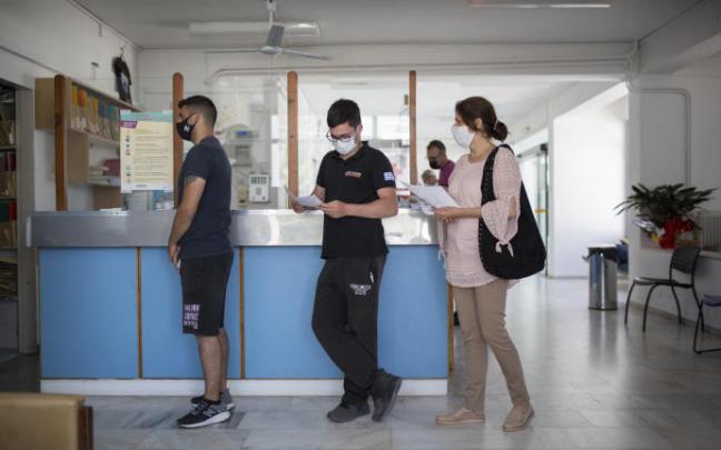 Varias personas esperan para ser vacunadas en Grecia.