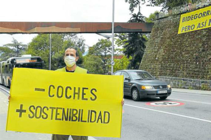 Voluntarios de Greenpeace con pancartas contra el corredor sostenible de Labrit