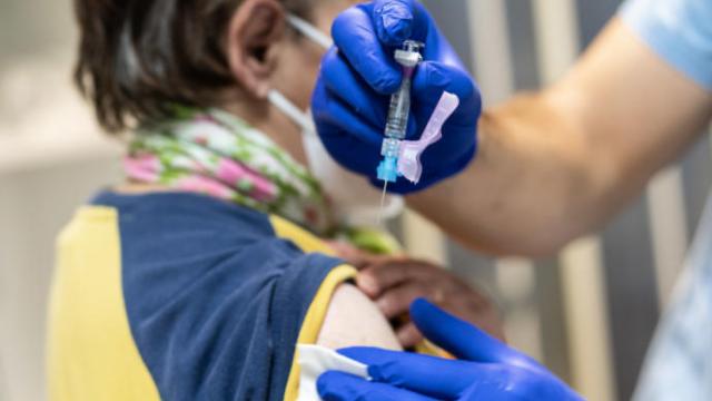 Una persona recibe la vacuna contra la gripe.