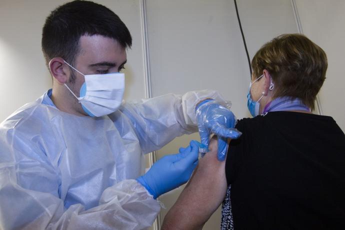 Una persona se vacuna contra la gripe en un centro de salud de Gasteiz