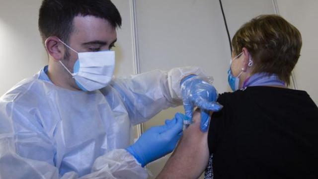 Una persona se vacuna contra la gripe en un centro de salud de Gasteiz