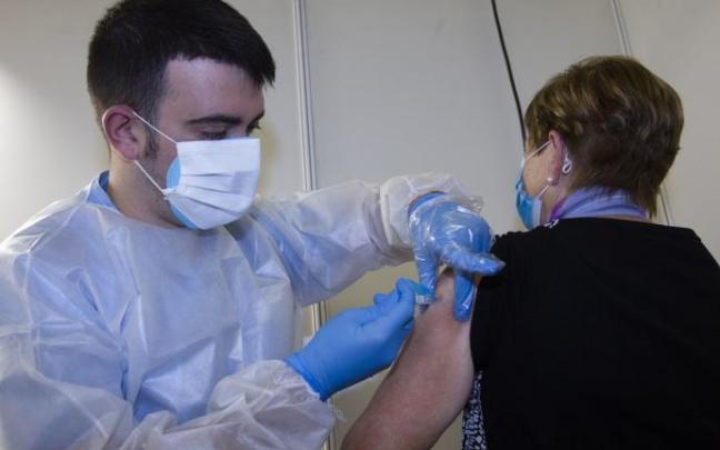 Una persona se vacuna contra la gripe en un centro de salud de Gasteiz Una persona se vacuna contra la gripe en un centro de salud de Gasteiz