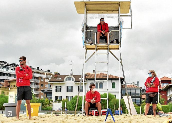 Socorristas vigilan la playa de Ondarreta, ayer, en otra jornada sin sol.