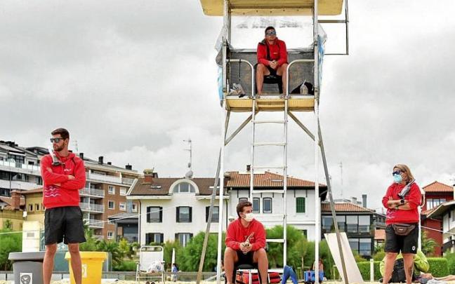 Socorristas vigilan la playa de Ondarreta, ayer, en otra jornada sin sol.