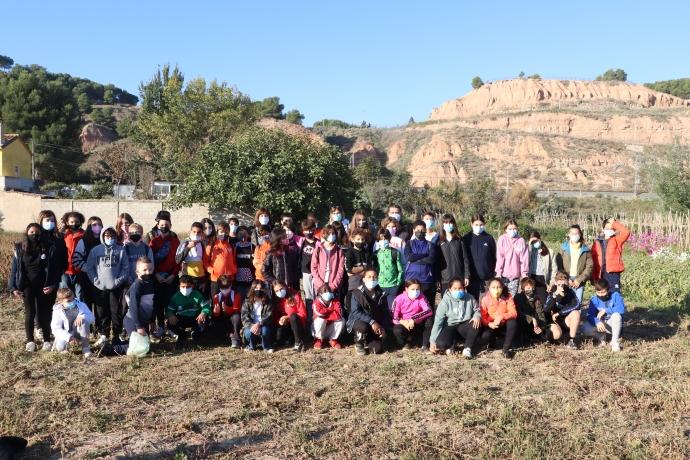 Los alumnos y alumnas del colegio Griseras de Tudela en los huertos de Villa Javier