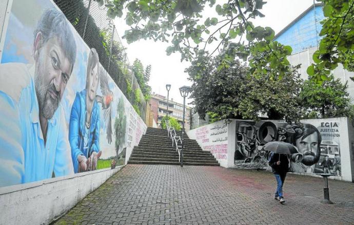 Doble mural en Altza (Donostia) en homenaje a Ion Arretxe, Idoia Aierbe y Mikel Zabalza (de izquierda a derecha).Foto: Ruben Plaza