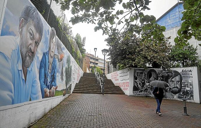 Doble mural en Altza (Donostia) en homenaje a Ion Arretxe, Idoia Aierbe y Mikel Zabalza (de izquierda a derecha).Foto: Ruben Plaza