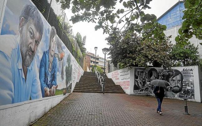 Doble mural en Altza (Donostia) en homenaje a Ion Arretxe, Idoia Aierbe y Mikel Zabalza (de izquierda a derecha).Foto: Ruben Plaza