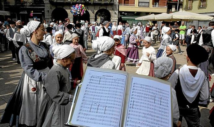 Debarras de diferentes edades bailan durante una Euskal Jaia organizada por Zuhatza elkartea de Deba.