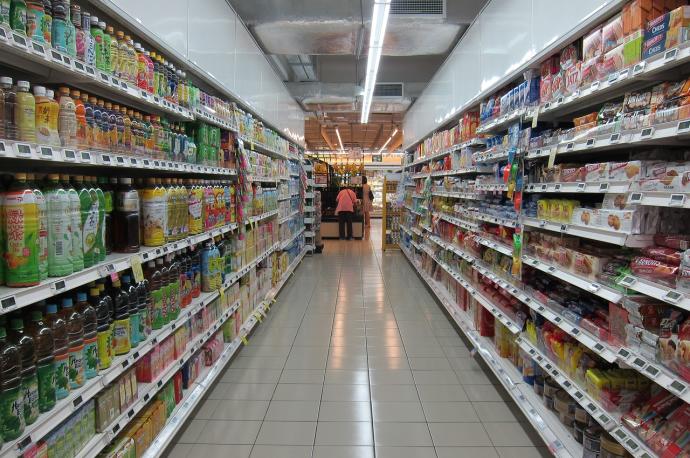 Productos en las estanterías de un supermercado.