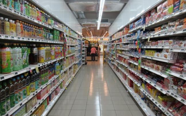 Productos en las estanterías de un supermercado. Productos en las estanterías de un supermercado.