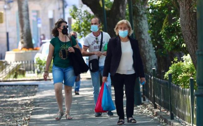 Un grupo de personas paseando por la calle. Un grupo de personas paseando por la calle.