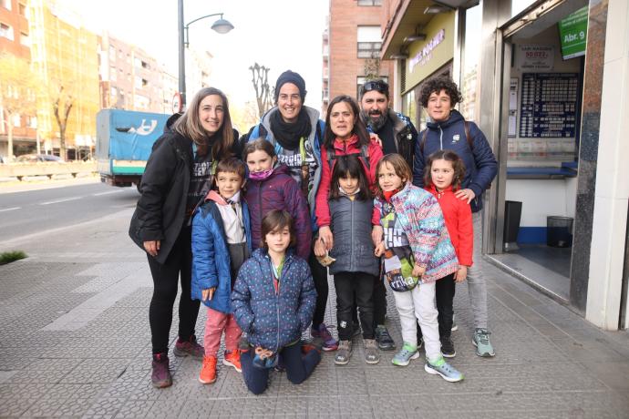 Maite, Nere, Jurdan, Veronica eta Zuriñe euren seme-alabekin batera.