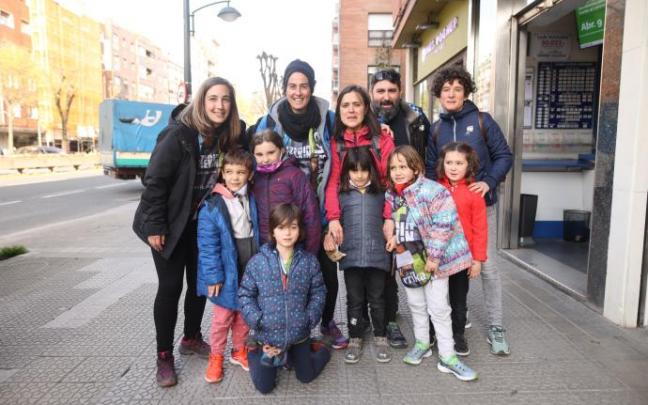 Maite, Nere, Jurdan, Veronica eta Zuriñe euren seme-alabekin batera.