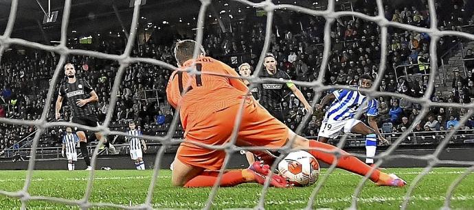 El portero del Sturm Graz falla e Isak hace el único gol del triunfo realista en Austria. Foto: Efe