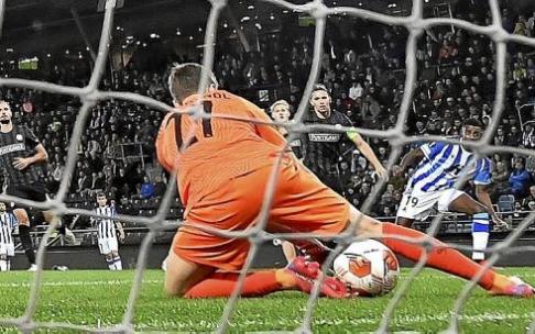 El portero del Sturm Graz falla e Isak hace el único gol del triunfo realista en Austria. Foto: Efe