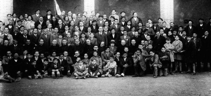 Alumnos, padres y madres del colegio acompañaron a los Jesuitas en un última foto en el patio el 31 de enero de 1932.