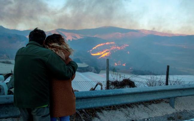 Incendio declarado este miércoles en Gualchos, en la costa de Granada. Incendio declarado este miércoles en Gualchos, en la costa de Granada.