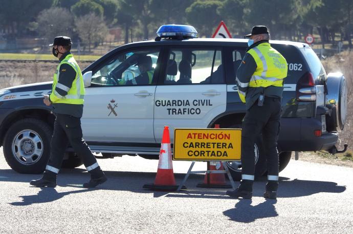 Un vehículo de la Guardia Civil en el lugar en el que este martes realizaron pruebas para analizar si Esther López fue atropellada.