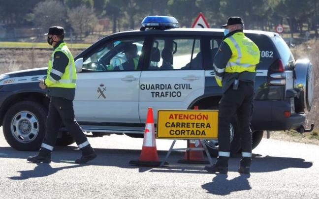 Un vehículo de la Guardia Civil en el lugar en el que este martes realizaron pruebas para analizar si Esther López fue atropellada.