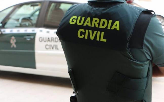 Un agente de la Guardia Civil Un agente de la Guardia Civil