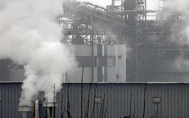 Humo saliendo de las chimeneas de una fábrica. La reducción de emisiones de gases nocivos en la industria es lo que pretende lograr el nuevo centro de descarbonización bajo la dirección de la investigadora vitoriana Mercedes Maroto-Valer (en la imagen peq Humo saliendo de las chimeneas de una fábrica. La reducción de emisiones de gases nocivos en la industria es lo que pretende lograr el nuevo centro de descarbonización bajo la dirección de la investigadora vitoriana Mercedes Maroto-Valer (en la imagen peq
