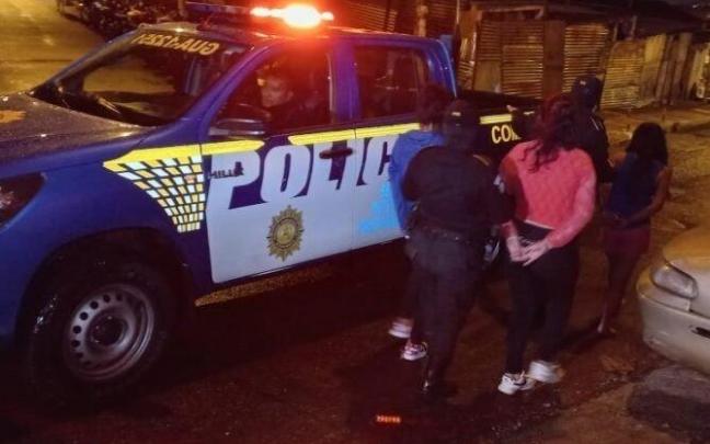 Momento de la detención de las presuntas asesinas. Momento de la detención de las presuntas asesinas.