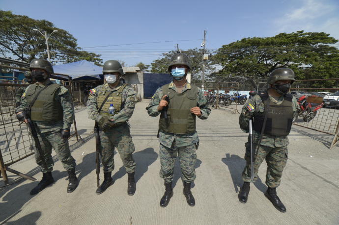 Imagen de policías de Ecuador a las afueras de una cárcel en Guayaquil.