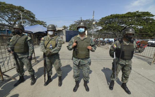 Imagen de policías de Ecuador a las afueras de una cárcel en Guayaquil. Imagen de policías de Ecuador a las afueras de una cárcel en Guayaquil.