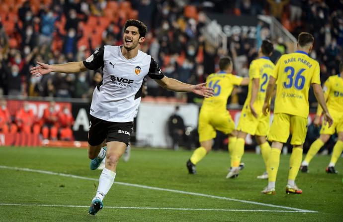 Gonçalo Guedes celebra uno de los nueve goles que ha anotado esta temporada.