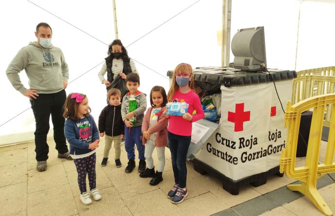 Los txikis depositaron sus objetos antes de patinar.