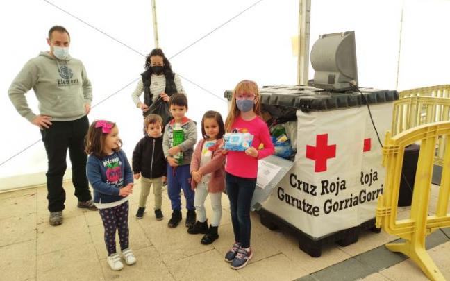 Los txikis depositaron sus objetos antes de patinar.