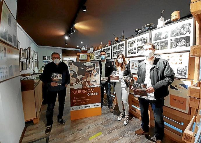 Anton Azpiazu, Xabier Igartua, Izaro Elorza y Lander Díaz de Gereñu, ayer, en la presentación.