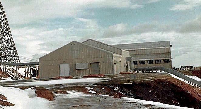 Instalaciones en la cumbre del Gorramendi. Los tejados carecen de cornisas para evitar desperfectos de las ventiscas.