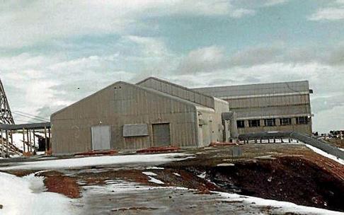 Instalaciones en la cumbre del Gorramendi. Los tejados carecen de cornisas para evitar desperfectos de las ventiscas.
