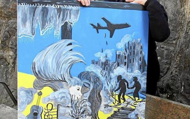 Gemma Monreal posa con su composición sobre Ucrania.