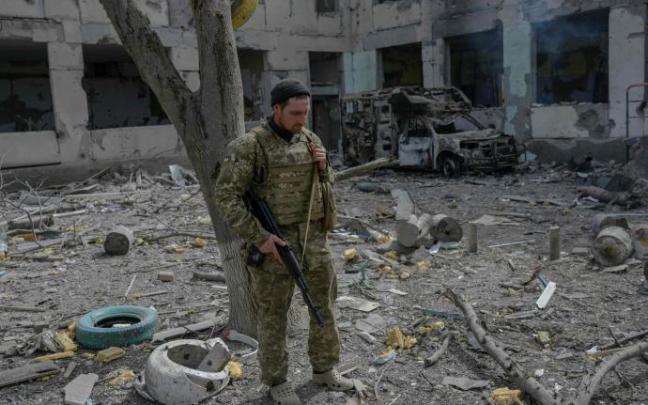 Un soldado ucraniano junto a los restos de una escuela bombardeada en Jersón.