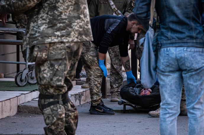 Un soldado ucraniano herido es atendido por sus compañeros.