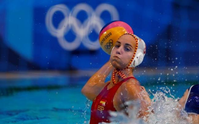 Anna Espar controla la pelota en el partido de cuartos de final femeninos de waterpolo.