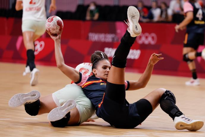 Alicia Fernández disputa el balón en el encuentro del grupo B de balonmano femenino entre España y Hungría