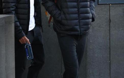 Guevara, que vuelve a ser titular, y Remiro, a su llegada al estadio Wanda Metropolitano.