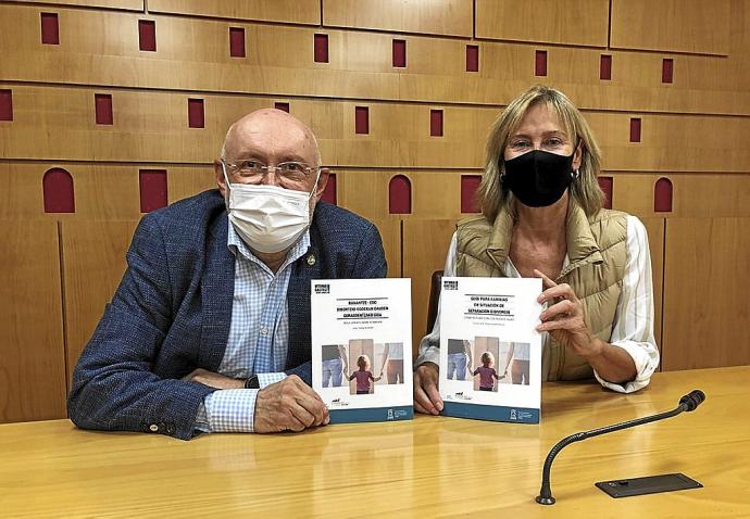 El edil de Políticas Sociales, Jon Armentia, con la jefa de Preservación familiar, Isabel Ceberio. Foto: Cedida