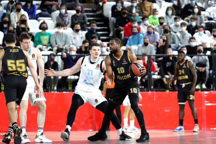 El pívot lituano Arturas Gudaitis, durante el partido ante el Mónaco