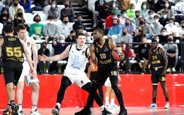 El pívot lituano Arturas Gudaitis, durante el partido ante el Mónaco