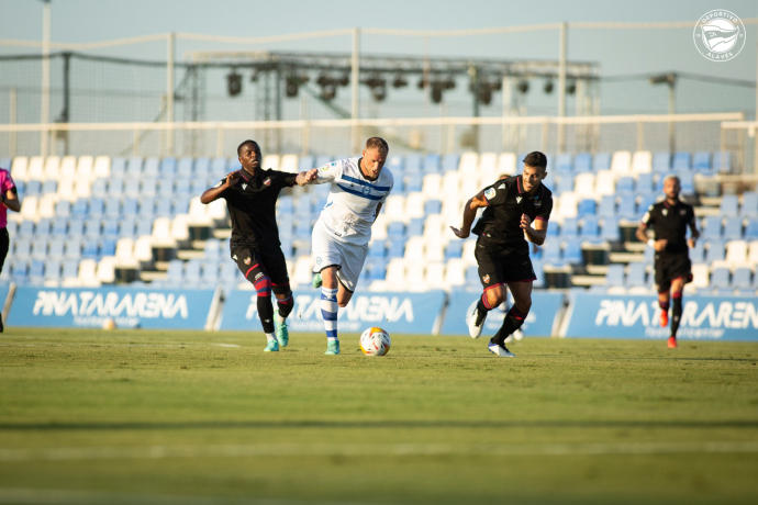 Joselu reaparece marcando