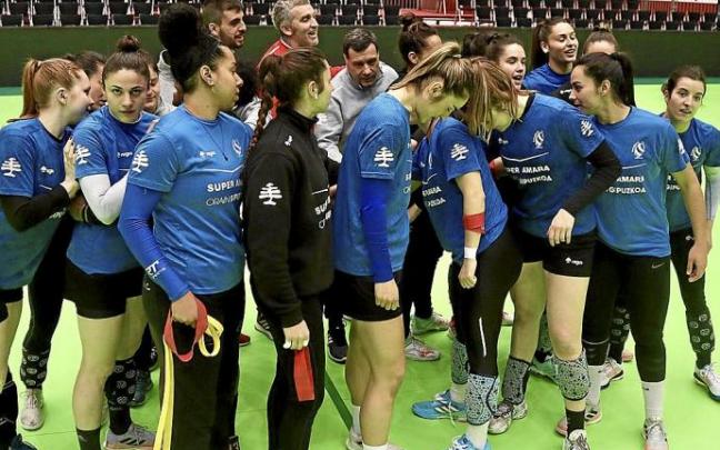 La plantilla del Bera Bera se prepara para posar en Illunbe, ayer por la tarde.